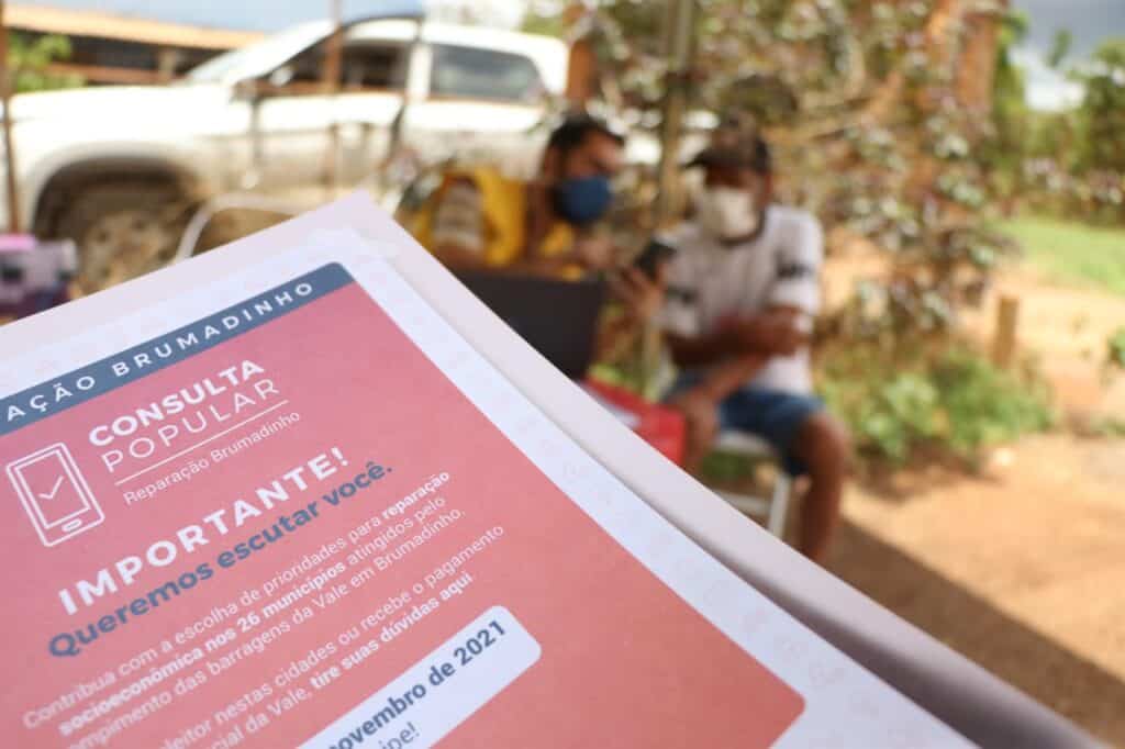 fotografia de um caderno voltado para a consulta popular. imagem ilustrativa do conteúdo Compromitentes respondem dúvidas das pessoas atingidas